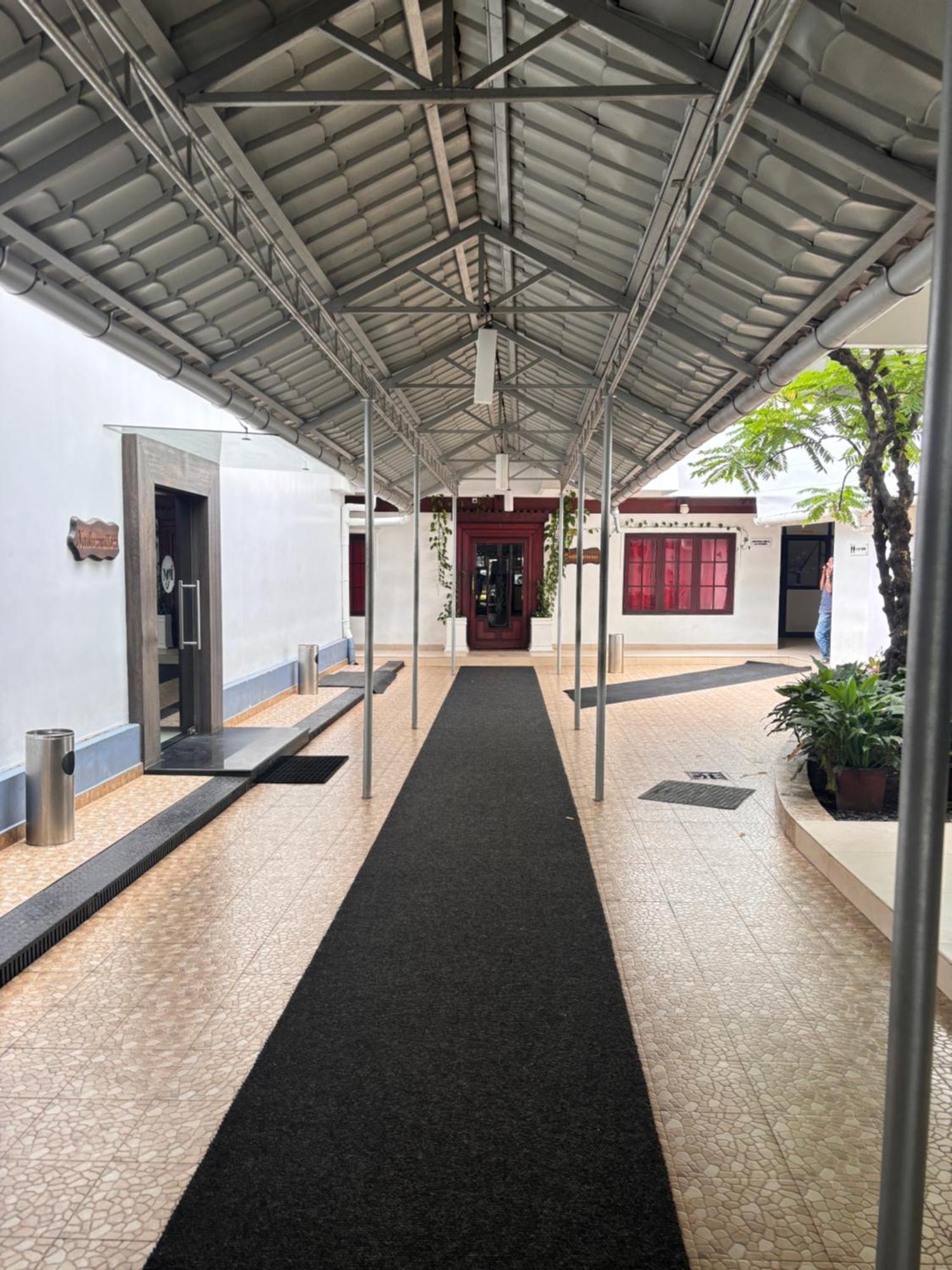 Maharani Hotel Kozhikode Exteriör bild