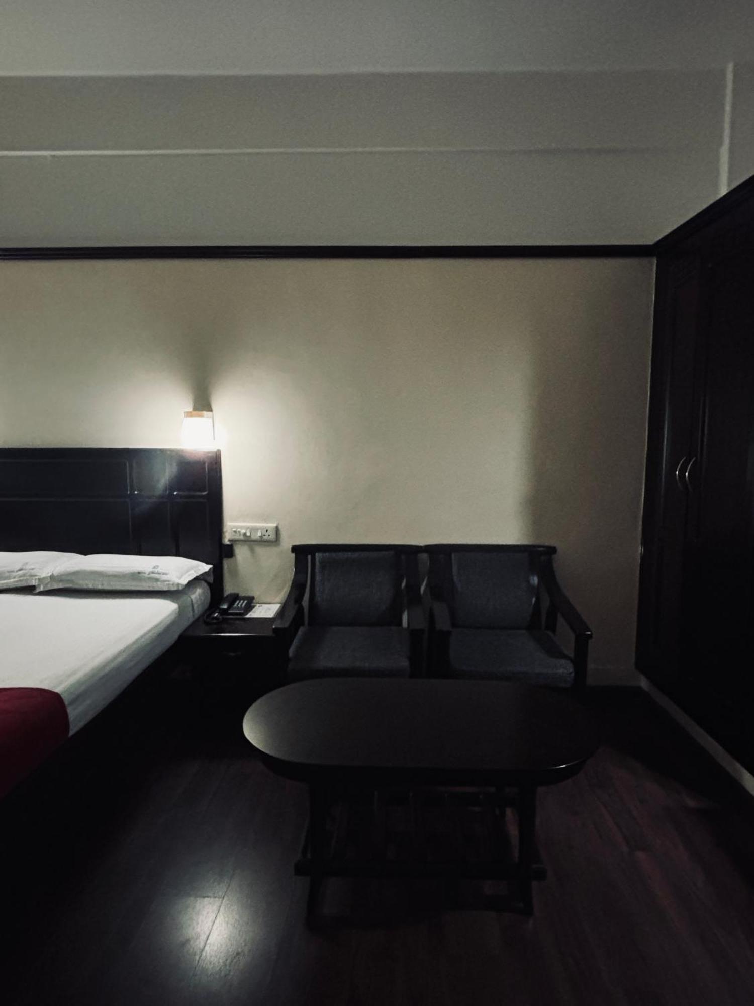 Maharani Hotel Kozhikode Exteriör bild