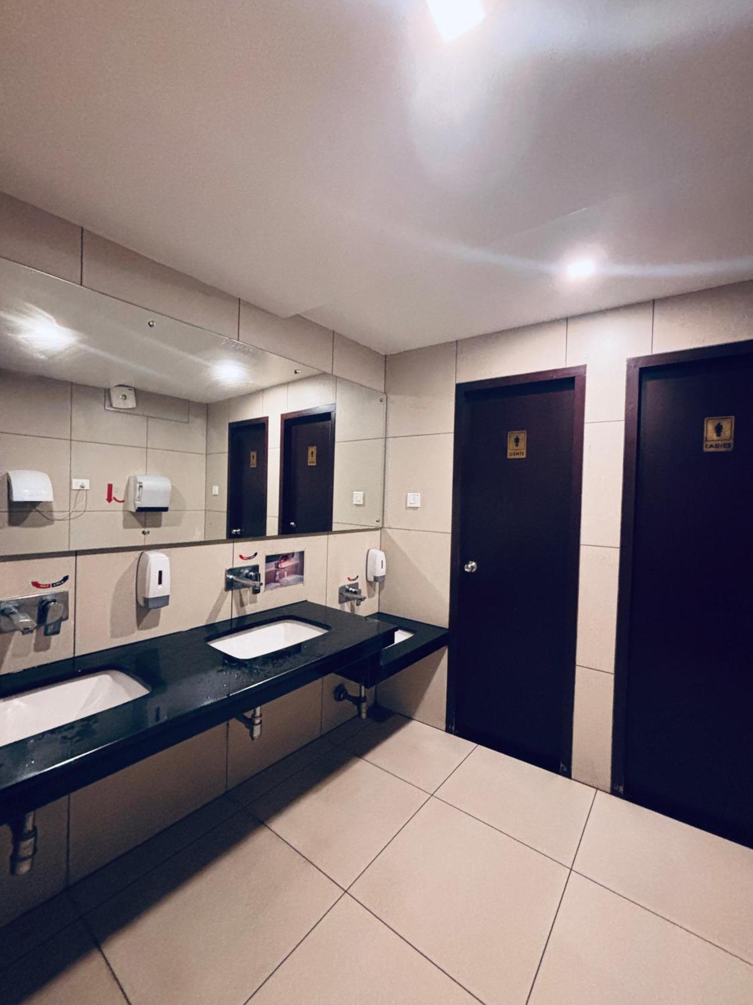Maharani Hotel Kozhikode Exteriör bild